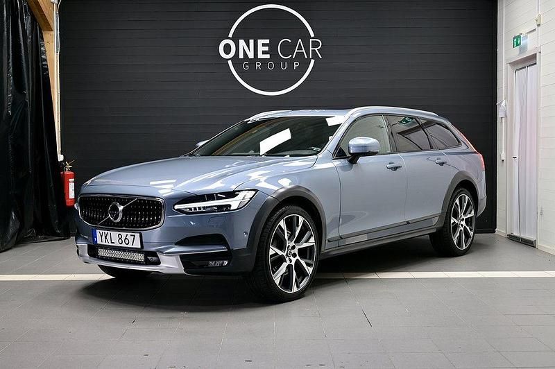 Ljusblå (blå) Begagnad 2017 Volvo V90 CC Inscription Kombi | 399 900 kr (Dyr) - Bild 1/4