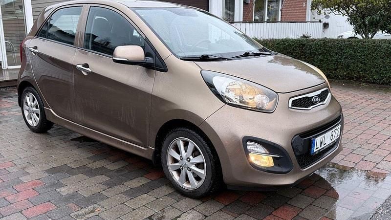 Brun Begagnad 2012 Kia Picanto Comfort Halvkombi | 49 400 kr (Marknadspris) - Bild 1/4