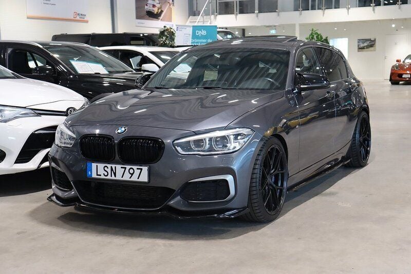 Grå Begagnad 2016 BMW M135 M Sport Halvkombi | 299 600 kr (Marknadspris) - Bild 1/4