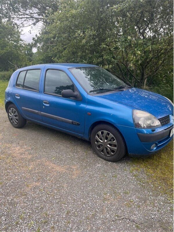 Blå Begagnad 2002 Renault Clio II Expression Halvkombi | 20 000 kr (Marknadspris) - Bild 1/4
