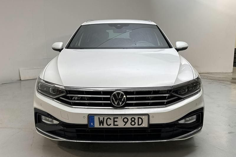 Begagnad VW Passat R-line 200 HK (147 kW) 2022 Vit Kombi
