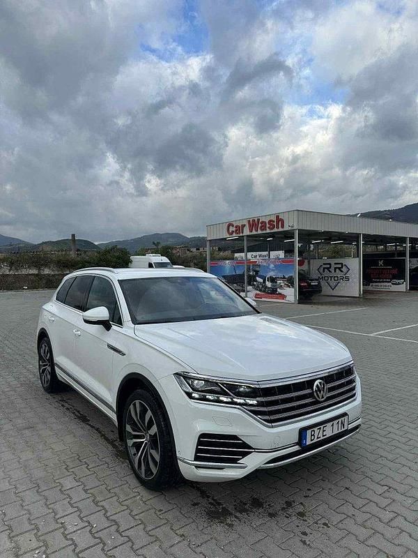 Vit Begagnad 2019 VW Touareg SUV | 349 000 kr (Marknadspris) - Bild 1/4