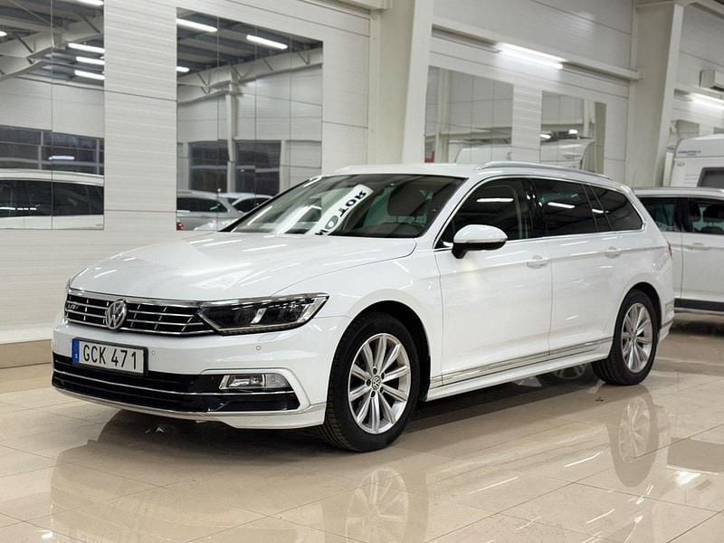 Vit Begagnad 2018 VW Passat R-line Kombi | 169 900 kr (Bra pris) - Bild 1/4