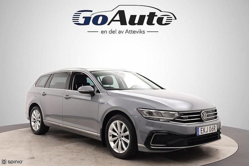 Grå Begagnad 2022 VW Passat GTE Kombi | 249 500 kr (Marknadspris) - Bild 1/4