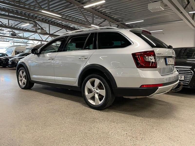 Begagnad Skoda Octavia Scout 150 HK (110 kW) 2018 Silver Kombi