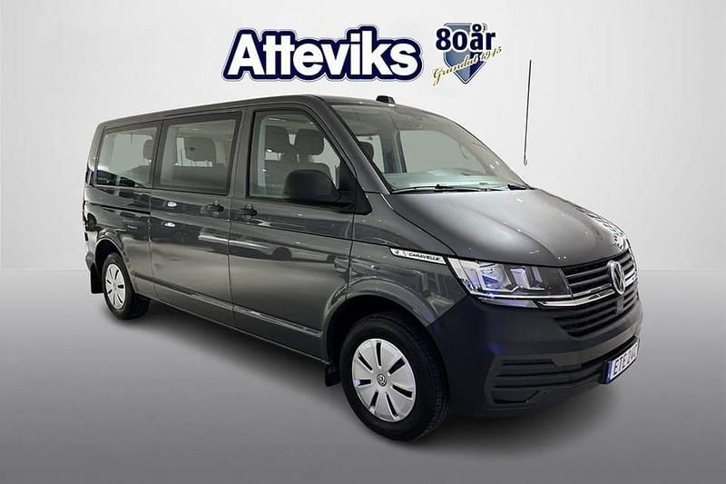 Grå Begagnad 2023 VW Caravelle Minibuss | 468 900 kr (Marknadspris) - Bild 1/4