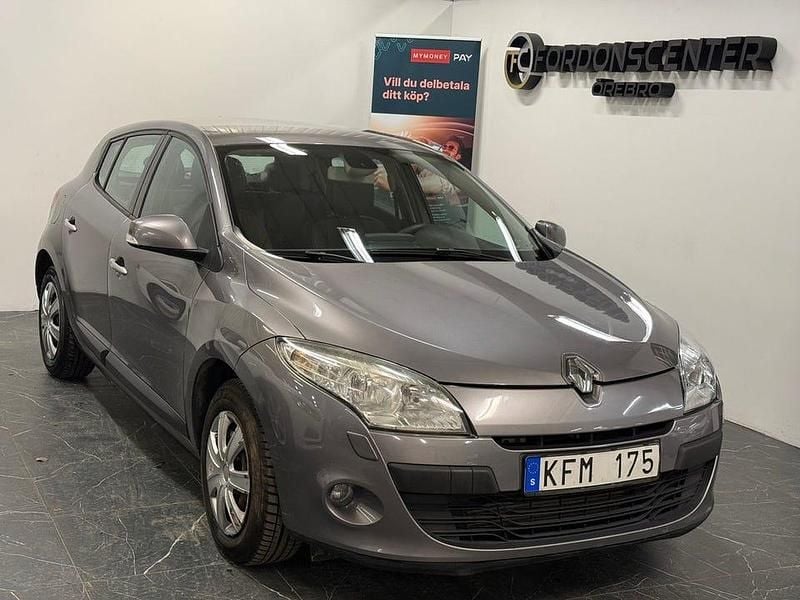 Grå Begagnad 2010 Renault Mégane III Halvkombi | 37 900 kr (Marknadspris) - Bild 1/4