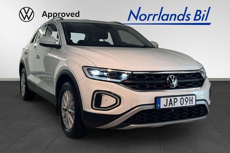 Vit (pure white) Begagnad 2024 VW T-Roc Life SUV | 309 900 kr (Lite dyr) - Bild 1/4