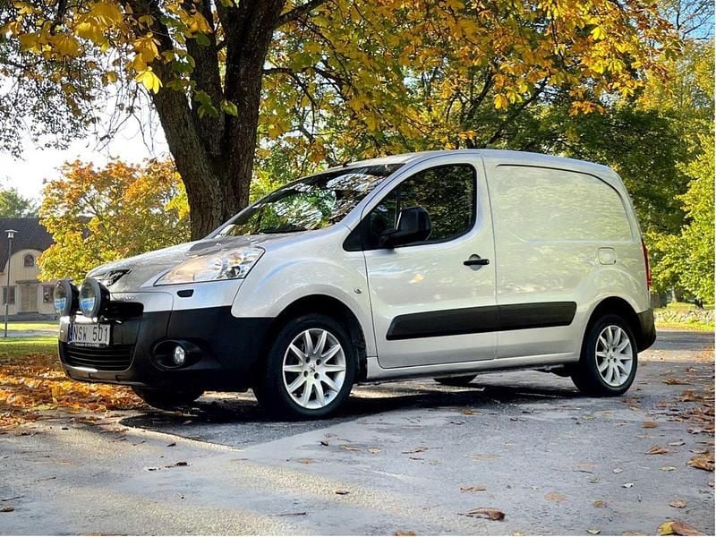 Grå Begagnad 2010 Peugeot Partner Minibuss | 39 000 kr (Marknadspris) - Bild 1/4