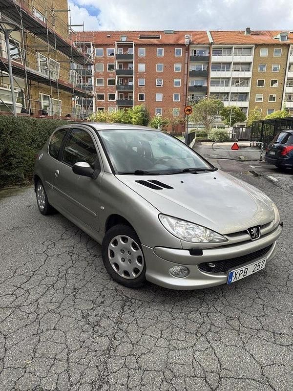 Grå Begagnad 2006 Peugeot 206 Halvkombi | 22 000 kr (Marknadspris) - Bild 1/3