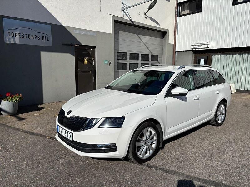 Vit Begagnad 2020 Skoda Octavia Style Kombi | 205 000 kr (Bra pris) - Bild 1/4