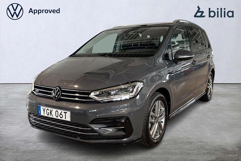 Mörkgrå Begagnad 2024 VW Touran R-line Minibuss | 389 000 kr (Marknadspris) - Bild 1/3