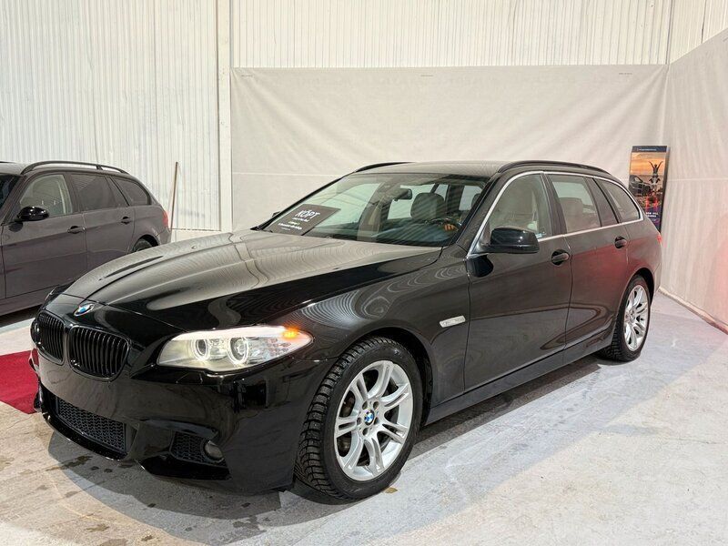 Svart Begagnad 2012 BMW 520 Kombi | 99 500 kr (Marknadspris) - Bild 1/4