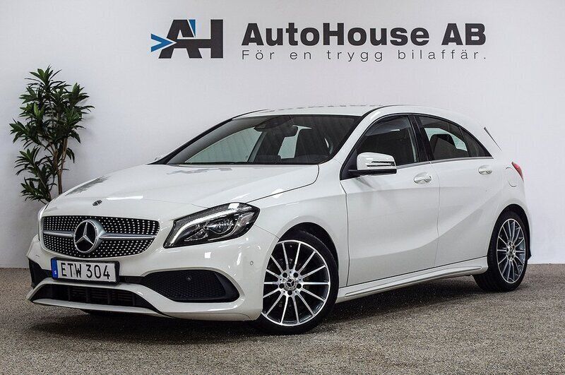 Vit Begagnad 2017 Mercedes A180 AMG Halvkombi | 209 000 kr (Marknadspris) - Bild 1/4