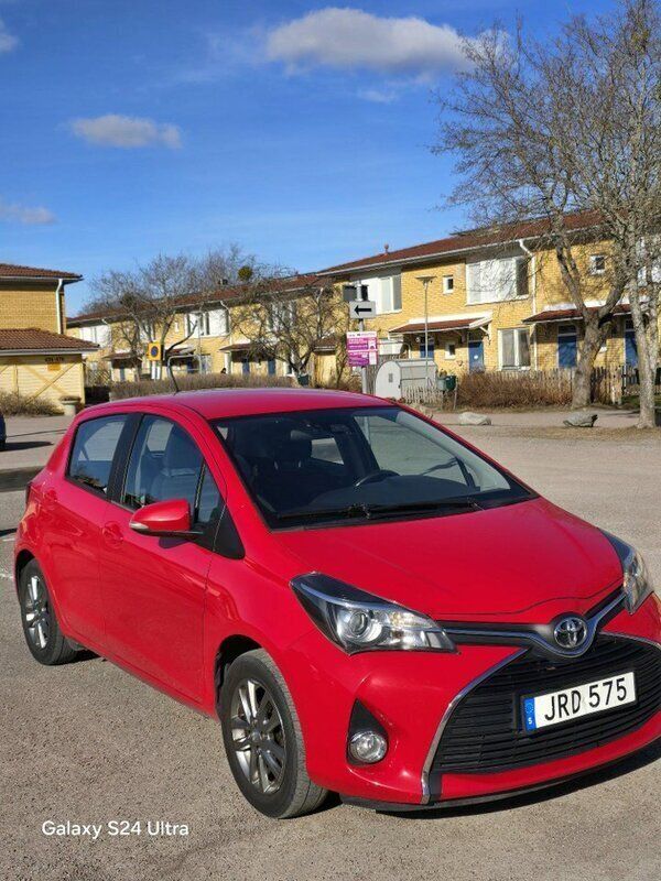 Röd Begagnad 2017 Toyota Yaris Active Halvkombi | 92 000 kr (Bra pris) - Bild 1/4