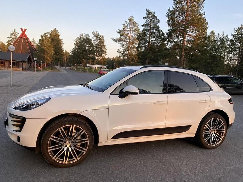 Vit Begagnad 2015 Porsche Macan S Sport SUV | 250 000 kr (Marknadspris) - Bild 1/4