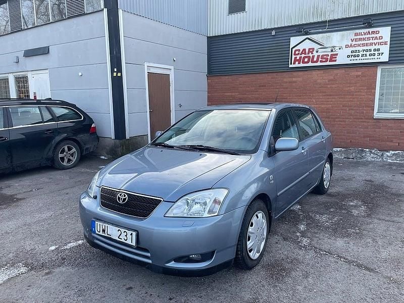Blå Begagnad 2004 Toyota Corolla Halvkombi | 49 800 kr (Marknadspris) - Bild 1/4