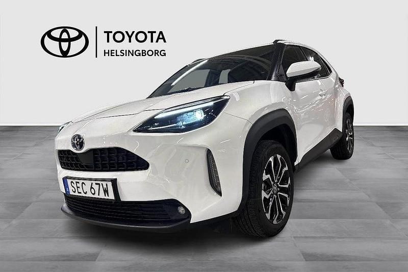 Vit Begagnad 2023 Toyota Yaris Hybrid Active | 314 900 kr (Dyr) - Bild 1/4