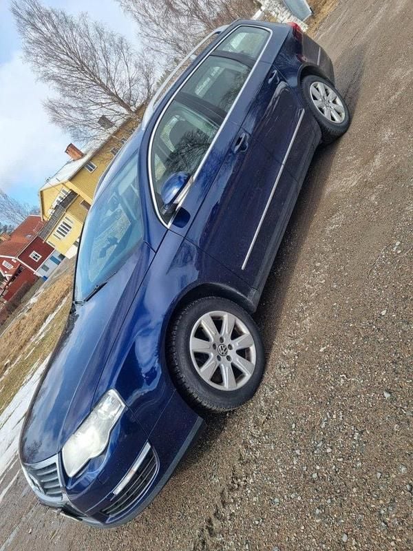 Blå Begagnad 2008 VW Passat Highline Kombi | 24 000 kr (Bra pris) - Bild 1/4