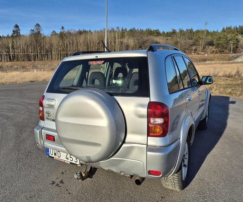 Silver Begagnad 2004 Toyota RAV4 SUV | 37 000 kr (Superpris) - Bild 1/4