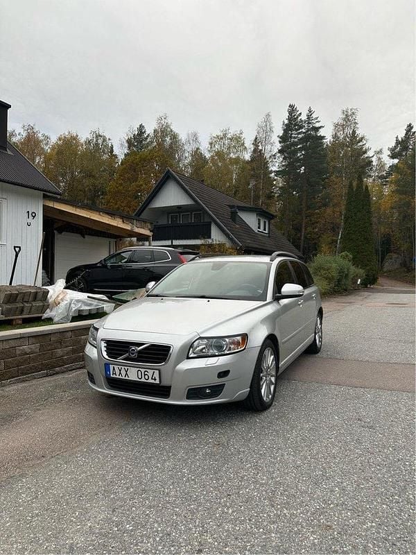 Grå Begagnad 2011 Volvo V50 Kombi | 49 500 kr (Marknadspris) - Bild 1/4
