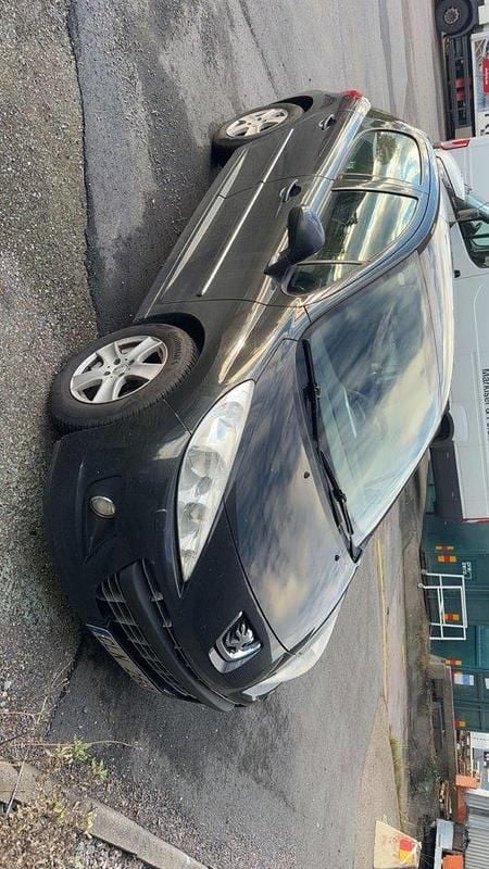Svart Begagnad 2011 Peugeot 207 Halvkombi | 25 000 kr (Marknadspris) - Bild 1/4