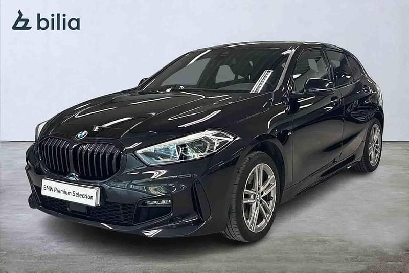 Svart Begagnad 2023 BMW 118 Halvkombi | 269 900 kr - Bild 1/1