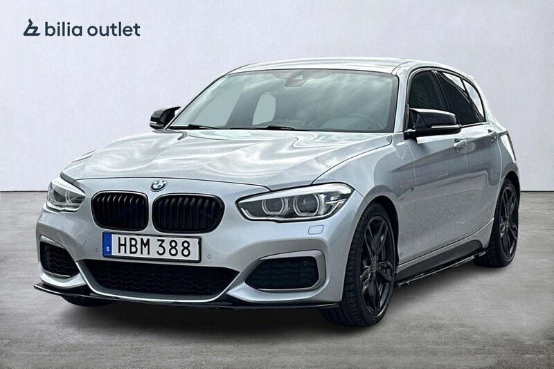 Silver Begagnad 2017 BMW M140 M Sport Halvkombi | 349 900 kr (Marknadspris) - Bild 1/3