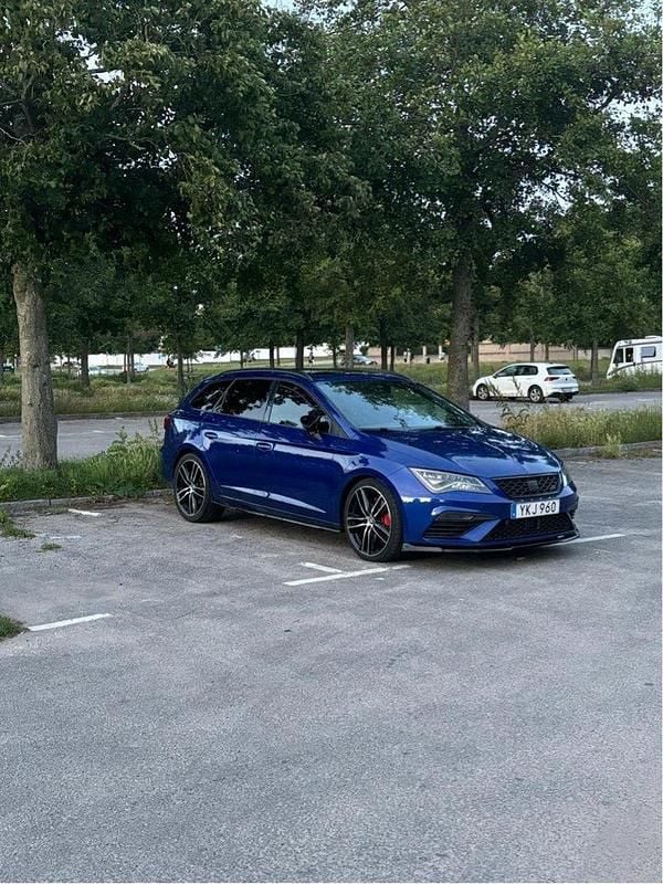 Blå Begagnad 2017 Cupra Leon Kombi | 245 000 kr (Marknadspris) - Bild 1/4