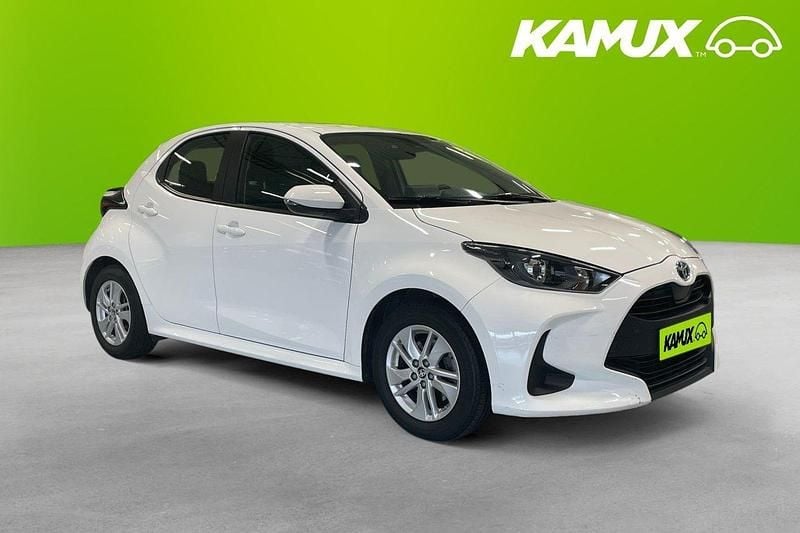 Vit Begagnad 2023 Toyota Yaris Hybrid Active Halvkombi | 209 800 kr (Marknadspris) - Bild 1/3