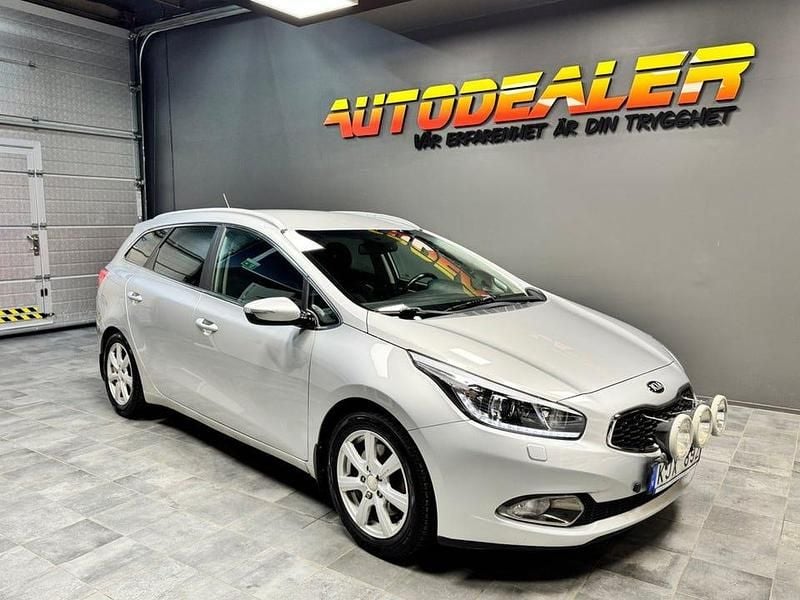 Grå Begagnad 2013 Kia Ceed Sportswagon Comfort Kombi | 109 900 kr (Marknadspris) - Bild 1/4