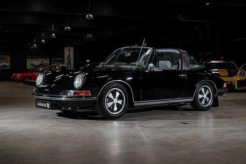 Begagnad Porsche 911 155 HK (114 kW) 1971 Svart Cab