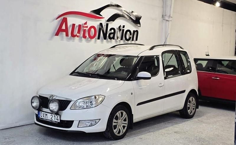 Vit Begagnad 2011 Skoda Roomster Minibuss | 42 900 kr - Bild 1/4