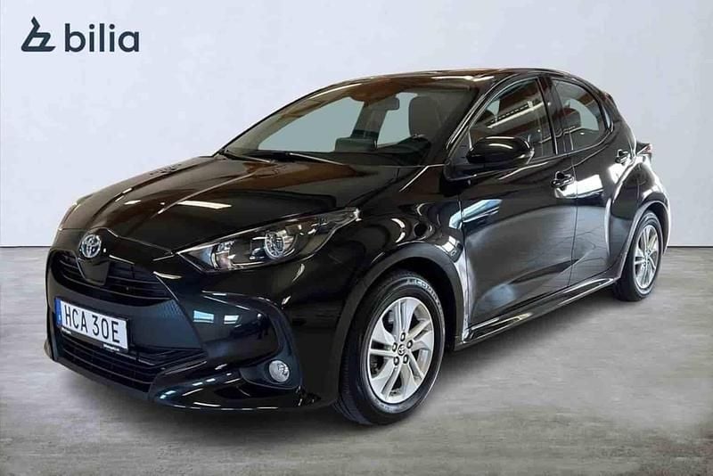 Svart Begagnad 2023 Toyota Yaris Hybrid Halvkombi | 229 900 kr (Marknadspris) - Bild 1/1