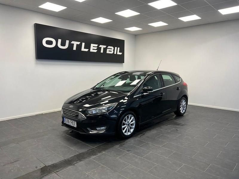 Svart Begagnad 2015 Ford Focus Titanium Halvkombi | 49 900 kr (Superpris) - Bild 1/4