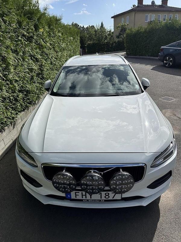 Vit Begagnad 2018 Volvo V90 Momentum Kombi | 209 000 kr (Marknadspris) - Bild 1/4
