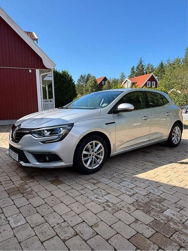 Silver Begagnad 2018 Renault Mégane IV Halvkombi | 93 000 kr (Marknadspris) - Bild 1/4