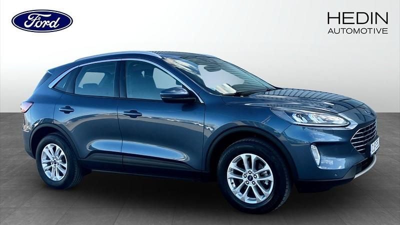 Blå (blue) Begagnad 2022 Ford Kuga Titanium SUV | 244 900 kr (Marknadspris) - Bild 1/4