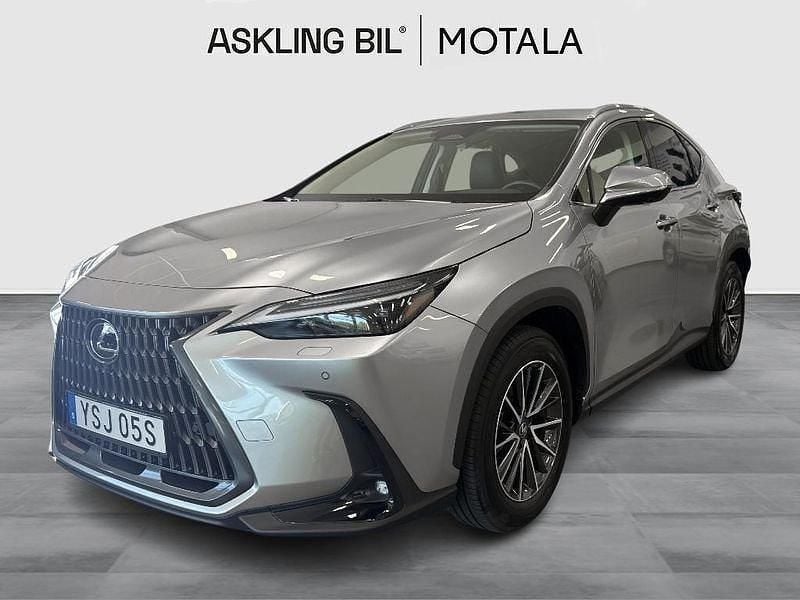 Ljusgrå (grå) Begagnad 2023 Lexus NX450h+ Executive Line SUV | 599 000 kr (Marknadspris) - Bild 1/4