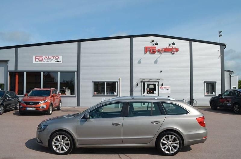 Ljusbrun (brun) Begagnad 2013 Skoda Superb Ambition Kombi | 74 900 kr (Bra pris) - Bild 1/4