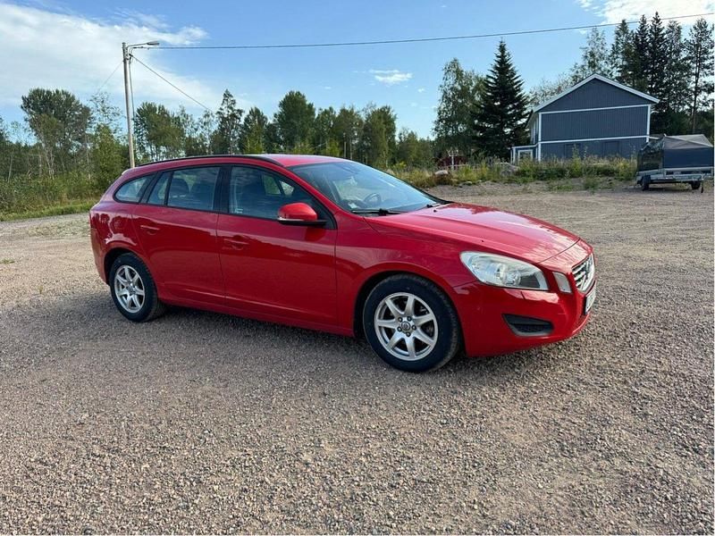 Röd Begagnad 2011 Volvo V60 Kinetic Kombi | 79 900 kr (Bra pris) - Bild 1/4