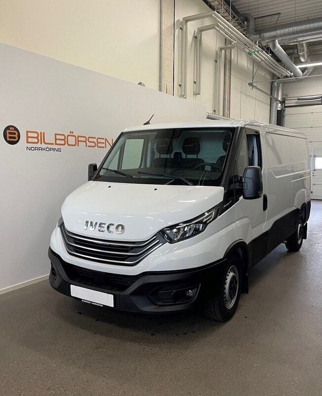 Vit Begagnad 2023 Iveco Daily Van | 561 250 kr (Lite dyr) - Bild 1/4