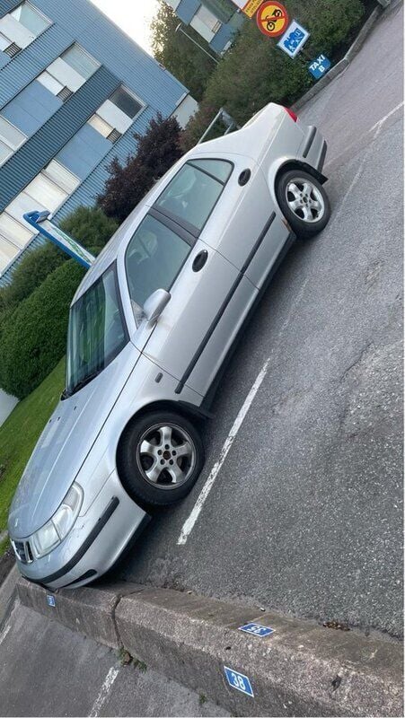 Grå Begagnad 2004 Saab 9-5 Sedan | 20 000 kr (Marknadspris) - Bild 1/4