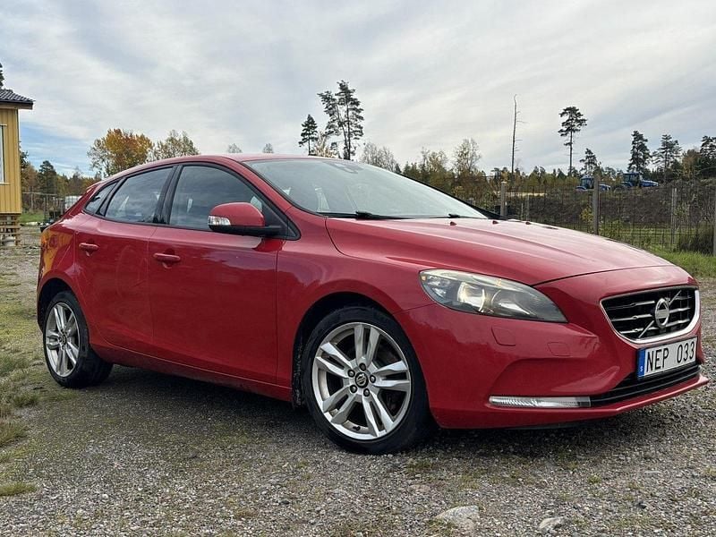Röd Begagnad 2013 Volvo V40 Kinetic Kombi | 90 000 kr (Bra pris) - Bild 1/4