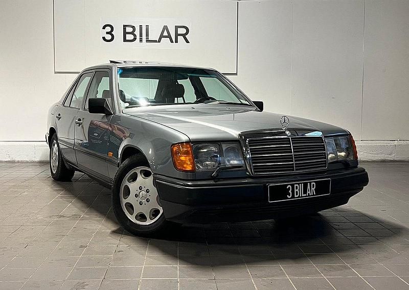 Grå Begagnad 1989 Mercedes E300 Sedan | 84 990 kr - Bild 1/4