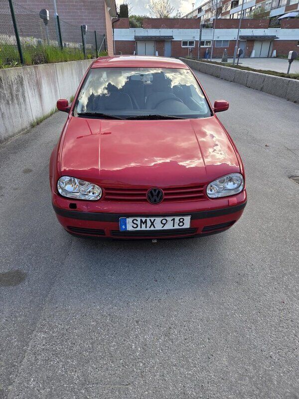 Röd Begagnad 2001 VW Golf IV Basis Halvkombi | 16 300 kr (Marknadspris) - Bild 1/4