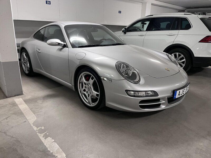 Silver Begagnad 2005 Porsche 911 Carrera S Sportkupé | 579 000 kr - Bild 1/4