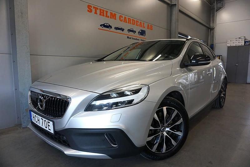 Silver Begagnad 2019 Volvo V40 Momentum Halvkombi | 169 700 kr (Marknadspris) - Bild 1/4