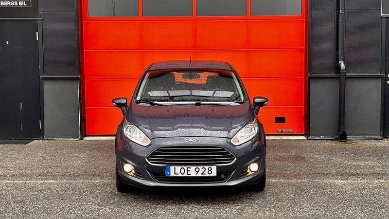 Grå Begagnad 2015 Ford Fiesta Titanium Halvkombi | 49 900 kr (Superpris) - Bild 1/4