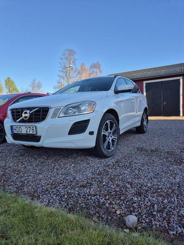 Vit Begagnad 2013 Volvo XC60 Momentum SUV | 124 000 kr (Bra pris) - Bild 1/4